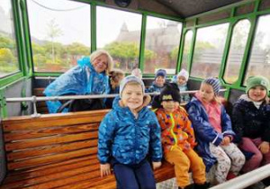 Dzieci w czasie jazdy kolejką i zwiedzania ZOO