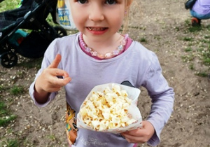 Emilka z popcornem