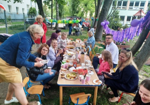 Dzieci i rodzice w czasie pikniku