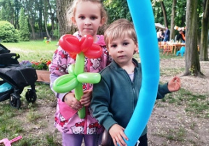 Eliza i Kostas prezentują swoje figurki z balonów