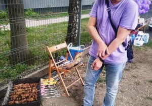 Tata Marka przy grillu