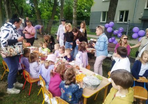 Dzieci i Rodzice przy stołach