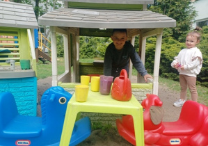 Marcel i Jowitka podczas zabawy w dom