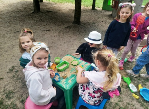 Zabawy w ogrodzie przedszkolnym
