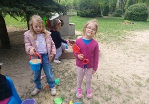 Hania i Juleczka w czasie zabawy z piaskiem