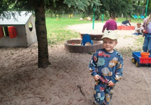 Jasio spaceruje po ogrodzie