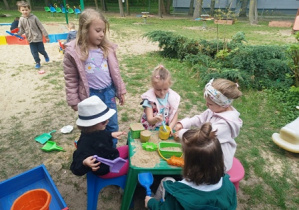 Dziewczynki w czasie zabawy przy stoliku
