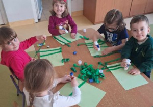 Dzieci podczas wykonywania pracy plastycznej