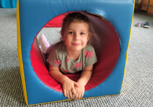Zosia podczas pokonywania toru przeszkód