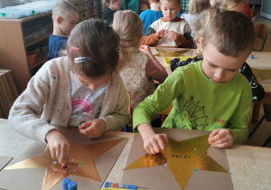 dzieci ozdabiają swoje gwiazdy