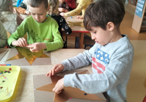 dzieci ozdabiają swoje gwiazdy