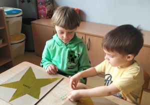 dzieci ozdabiają swoje gwiazdy