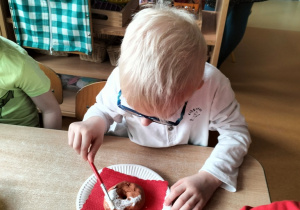 Kuba ozdabia swojego pączka z masy solnej