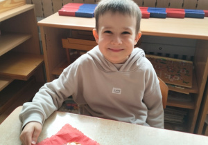 Antoś prezentuje skończoną prace z masy solnej