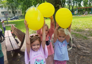 Zabawy z balonami w ogrodzie przedszkolnym