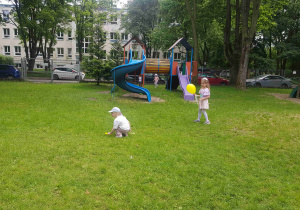 Zabawy z balonami w ogrodzie przedszkolnym