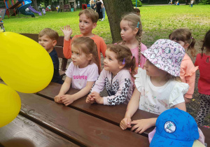 Zabawy z balonami w ogrodzie przedszkolnym