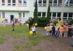 Zabawy z balonami w ogrodzie przedszkolnym