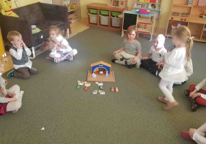 Dzieci zapraszają się do podjęcia kolejnych zadań, siedząc w kręgu i przekazując sobie figurki z szopki świątecznej