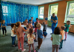 Dzieci w trakcie ustalania zasad wspólnej zabawy