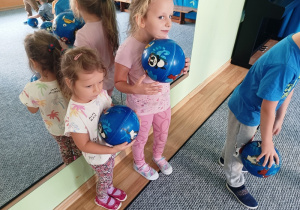 Lila i Helenka z piłkami