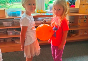 Laura i Maja podczas zabawy z balonami