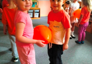 Zosia i Marcel podczas zabawy z balonami