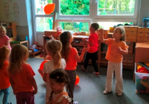 Dzieci podczas zabaw ruchowych z balonami