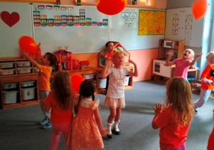 Dzieci podczas zabaw ruchowych z balonami