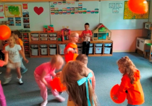 Dzieci podczas zabaw ruchowych z balonami