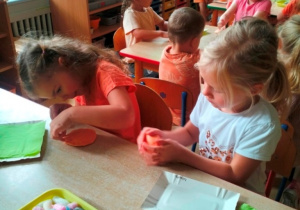Dzieci podczas zabaw z masą solną