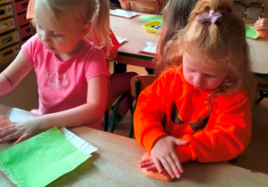 Julia i Zosia podczas formowania jeża z masy solnej