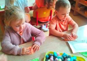Hania i Fabian podczas formowania jeża z masy solnej