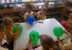 Dzieci ozdabiają balony