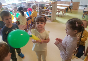 Dziewczynka pompuje balon