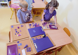 Jasio i Janinka w czasie zabawy tropiącej "Znajdź kolor fioletowy"
