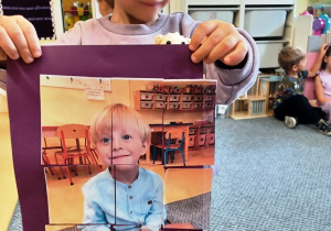 Jasio i przyklejone przez niego puzzle