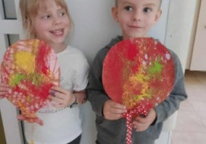 Tytus i Zosia trzymają w ręku swoje balony