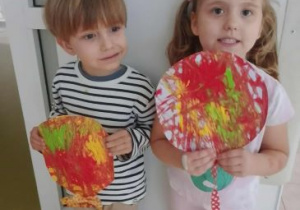 Franio i Wiktorka prezentują swoje kolorowe balony