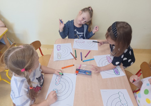 Dziewczynki w trakcie ćwiczeń manualnych