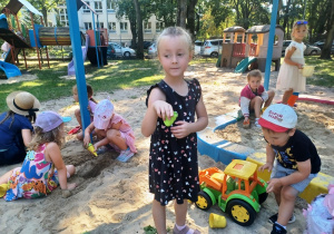 Olga w trakcie zabawy w lodziarnie