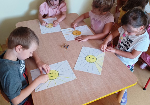 Dzieci w trakcie pierwszego zadania plastycznego