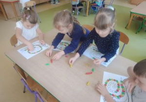 Dzieci wybierają plastelinę i lepią małe kuleczki