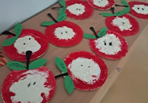 Prezentacja prac wykonanych przez dzieci przedstawiających połówki jabłuszek