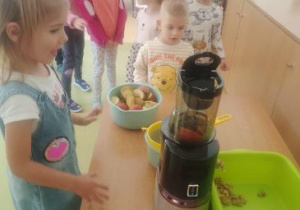 Dzieci podczas wyciskania soku z jabłek