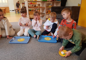 Dzieci konstruują twarze wyrażające określone emocje