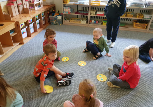 Dzieci konstruują twarze wyrażające określone emocje