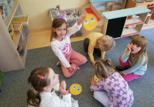 Dzieci konstruują twarze wyrażające określone emocje