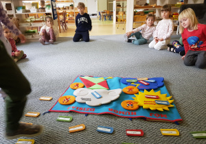 Dzieci określają swój nastrój i przyklejają wizytówkę z imieniem