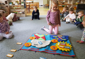 Dziewczynka określa swój nastrój i przykleja wizytówkę z imieniem